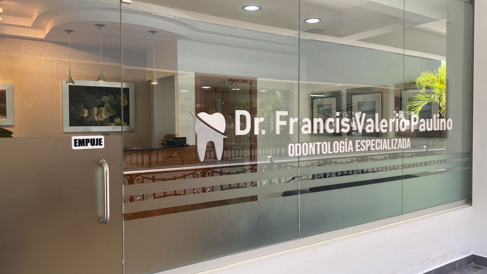 Vitrine de la clínica dental Orthoprotesis en Plaza Las Ramblas, Santiago de los Caballeros