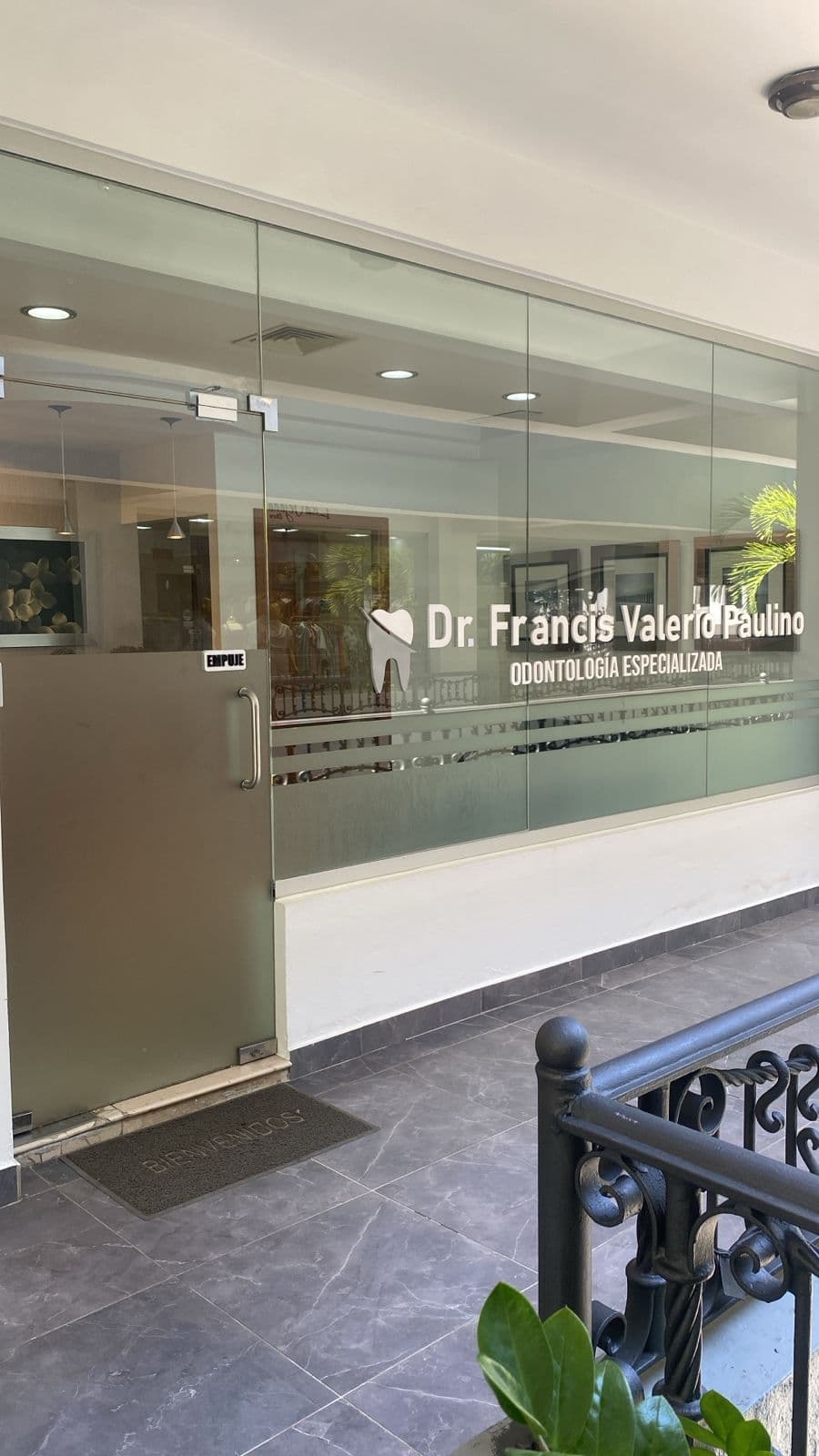 Interior de la clínica dental Orthoprotesis, Santiago de los Caballeros