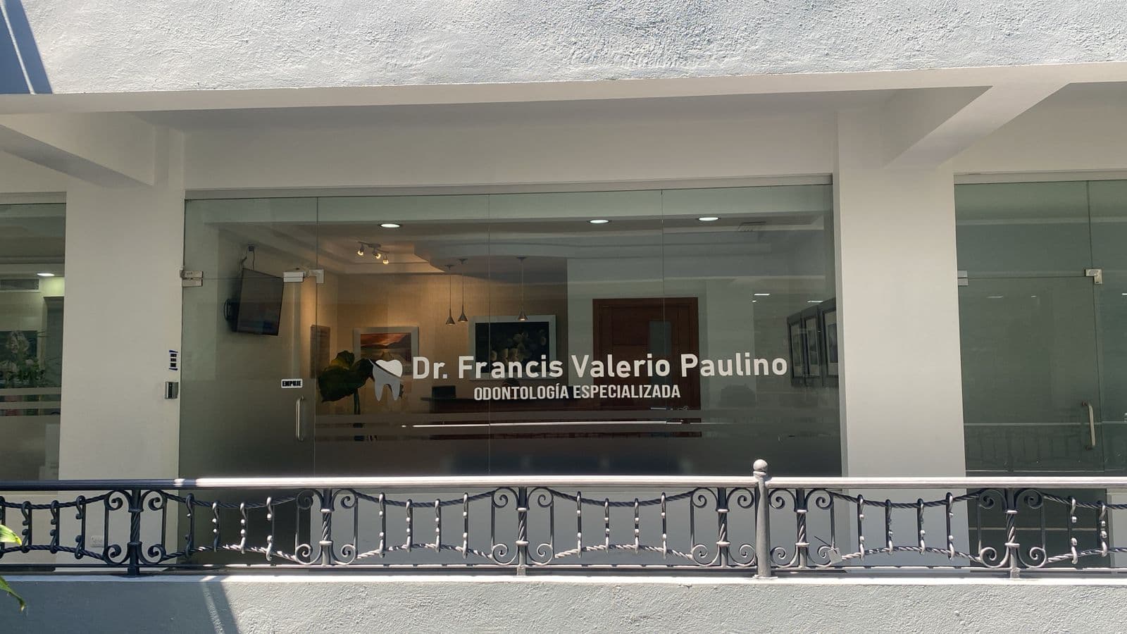 Vista exterior de la clínica dental Orthoprotesis en Plaza Las Ramblas